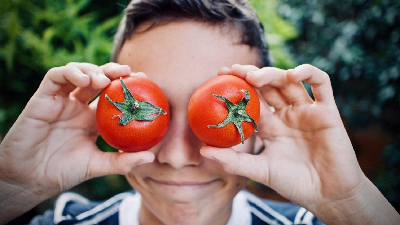ferienjobs – Student mit Tomaten auf den Augen